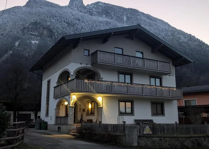 Privatzimmer Und Kueche Mit Balkon Und Ausblick
